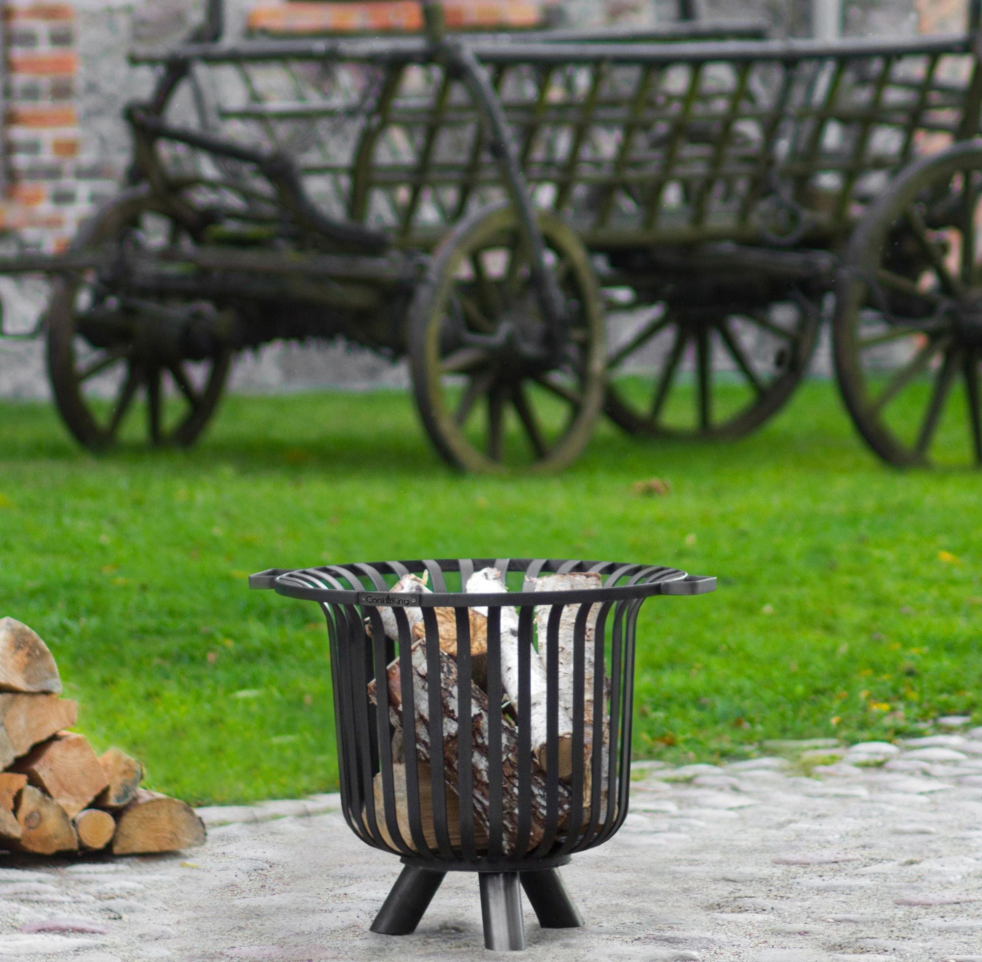 Cook King Fire Basket VERONA, outdoor lifestyle shot 3